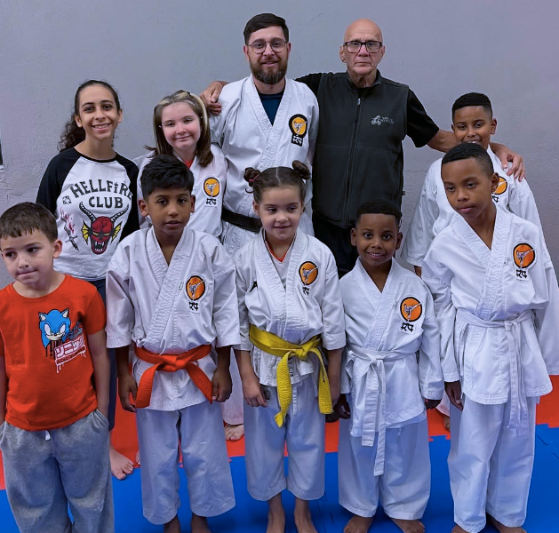 Crianças praticando Karate em grupo no Morumbi, São Paulo.
