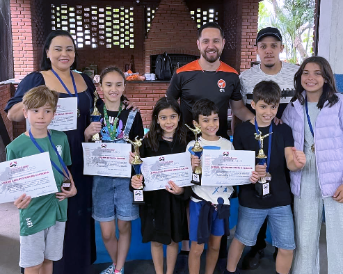 Sensei Roberto Pacheco, faixa preta com 25 anos de experiência, em postura de respeito no Dojô.