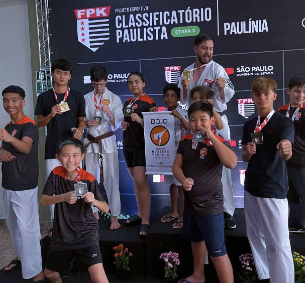 Aluna adolescente de Karate em posição de combate com foco e determinação.