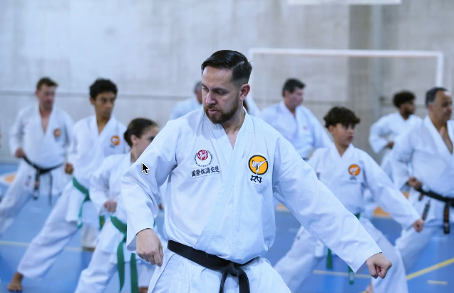 Treino de grupo de adultos focado em Karate e autodefesa.