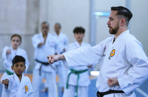 Jovem aluno de Karate em uniforme tradicional (Kimono).