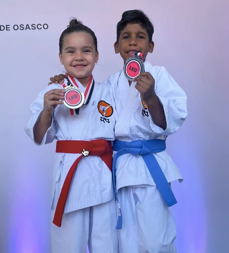 Prática de Kata em grupo, demonstrando disciplina e coordenação.