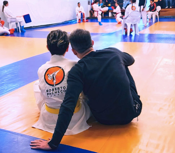 Foto de grupo de alunos de Karate de diferentes idades.