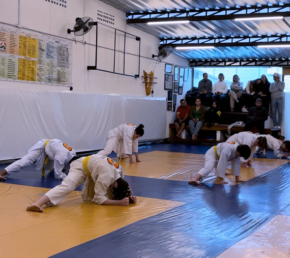 Demonstração de chute avançado em aula de Karate.