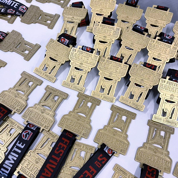 Instrutor demonstrando um movimento de Karate para alunos.